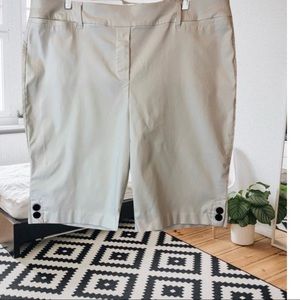 PENNINGTONS super cute new age stretch shorts.🌷